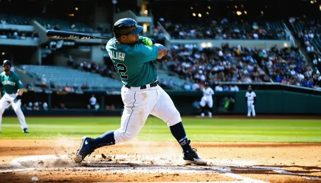 Cal Raleigh Secures Mariners Win with Ninth-Inning RBI Single
